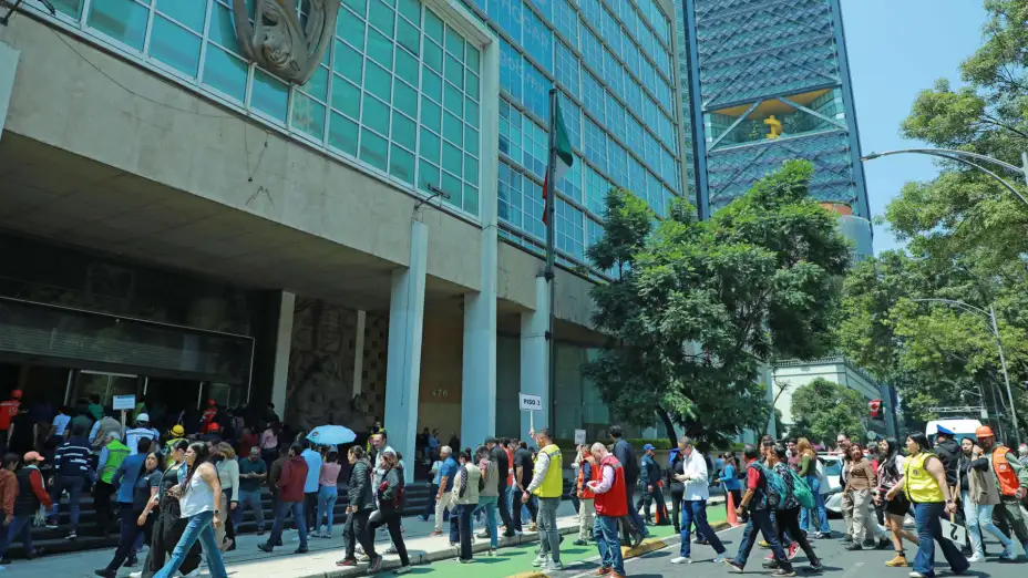 Trabajadores del IMSS en simulacro de sismo.