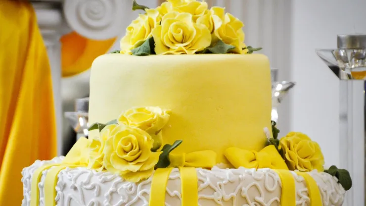 49 ideas de pastel de bodas que puedes tomar como inspiración: desde sencillos hasta muy elaborados.