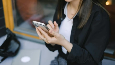 Mujer sostiene celular frente a su cara
