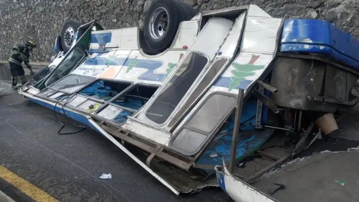 Urupan Michoacán camion aplastado desnivel heridos