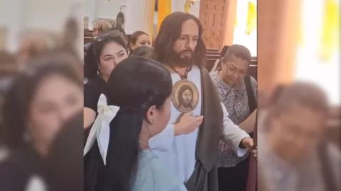 Figura de San Judas llorando en iglesia de La Laguna Video.jpg