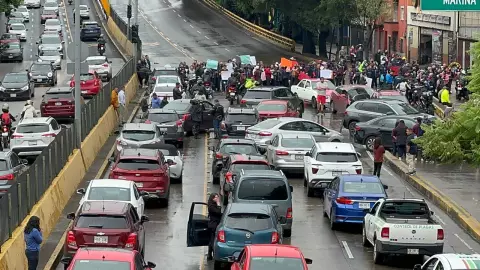 Bloqueo en CDMX en Circuito Interior con dirección al Sur de la Ciudad de México