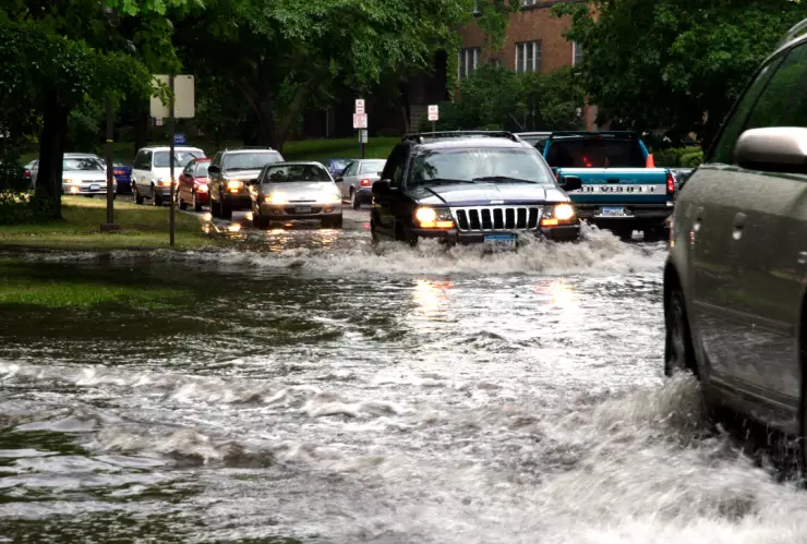 ¡Atención conductor! Esto debes hacer para lograr salir con tu auto de una inundación.jpg