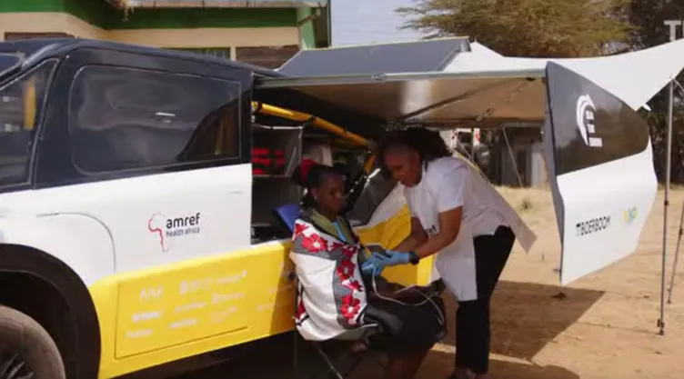 Ambulancia solar Stella Juva recorre varios kilómetros en Kenia sin usar combustible