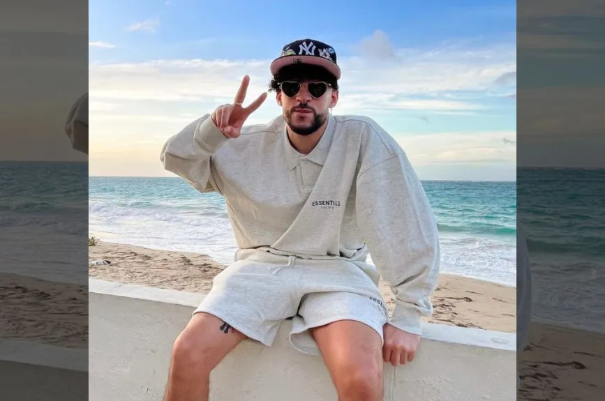 Bad Bunny en la playa.jpg
