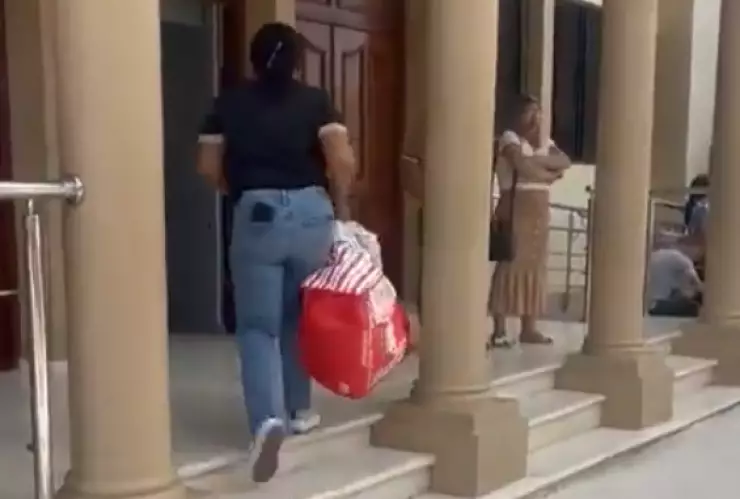 Mujer tira los restos de su hija en las oficinas de la Fiscalía de Higuey para exigir justicia