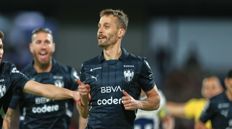 Sergio Canales celebra gol de Rayados de Monterrey en la Liga MX