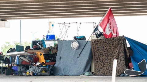 Campamento de personas sin hogar en calle de Texas