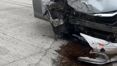 Carro se hace trizas al estrellarse contra muro del viaducto en la Avenida Internacional
