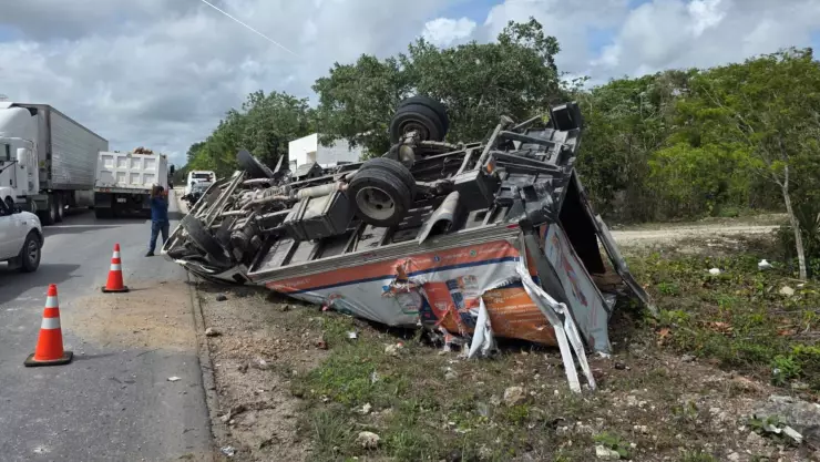 Volcadura en libramiento en Gas Auto en Cancún deja tráfico lento en la zona