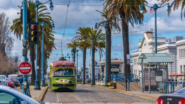 Un tren circulando por una vía de San Francisco