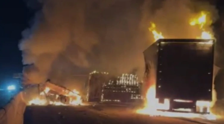 Incendio de dos tractocamiones en la Guadalajara-Tepic