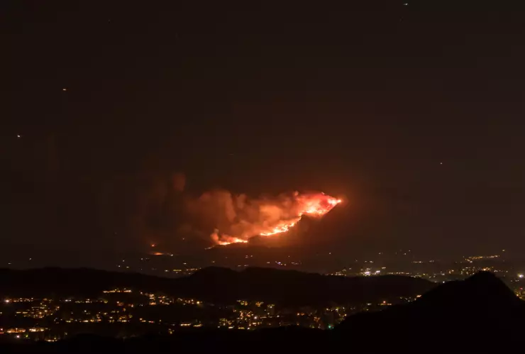 una bola de humo y fuego azota a California