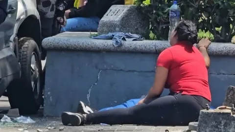 Revelan FOTO de madre llorando junto al cuerpo de su hija atropellada en El Sauz