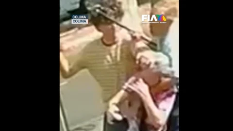 Hombre golpea a ancianos en Colima
