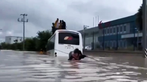 ¿Cómo pasar una inundación en tu auto sin dañarlo?