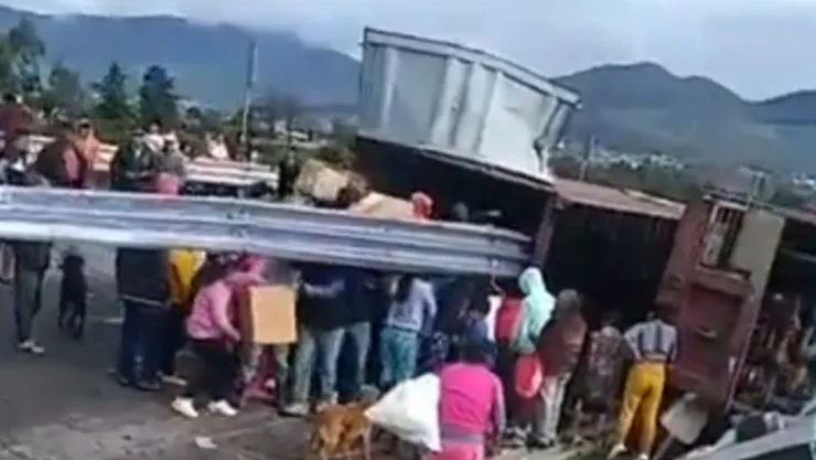 ¡Toma precauciones! Cierran Arco Norte por un accidente entre dos tráileres; hay rapiña