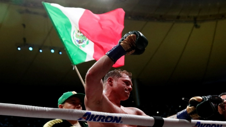 Sigue siendo el Rey, Canelo Álvarez vence a John Ryder por decisión unánime
