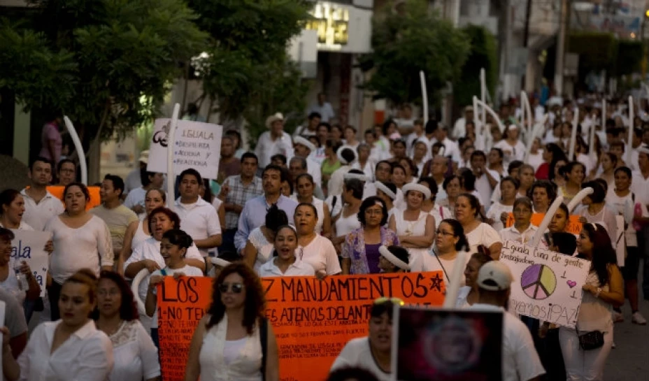 “Gente del gobierno” se acercó a los padres de familia para que firmaran “unos papeles” a cambio de 100,000 pesos, señalaron padres