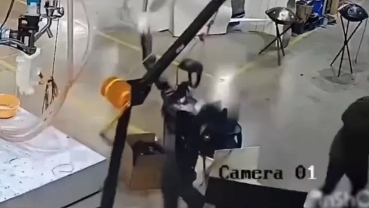 Robot ataca a ingenieros en prueba de laboratorio en China.jpg