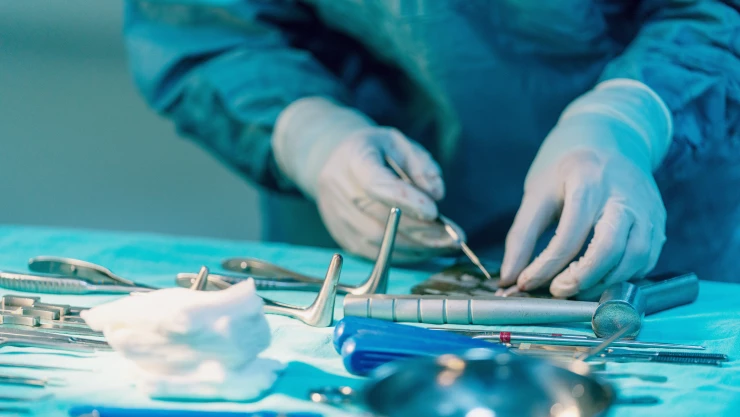 Hombre se opera la nariz con tutorial y termina en el hospital