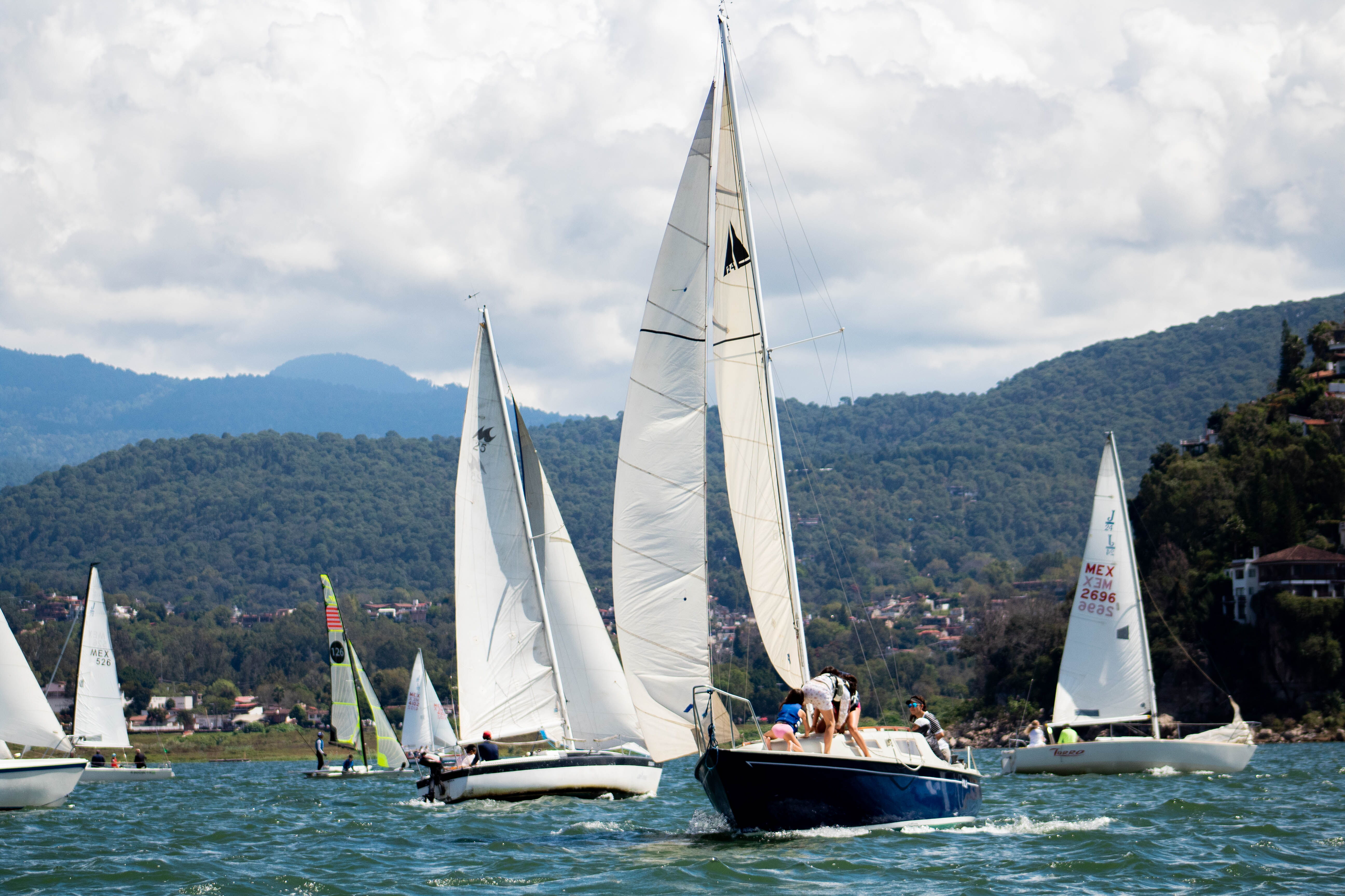 Yate con montañas al fondo