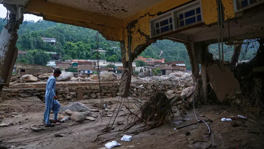 Daños en una casa tras inundaciones en Buner, Pakistán.