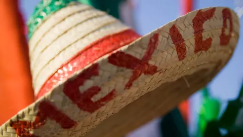 sombrero con la leyenda “México” en la parte delantera y con los colores de la bandera