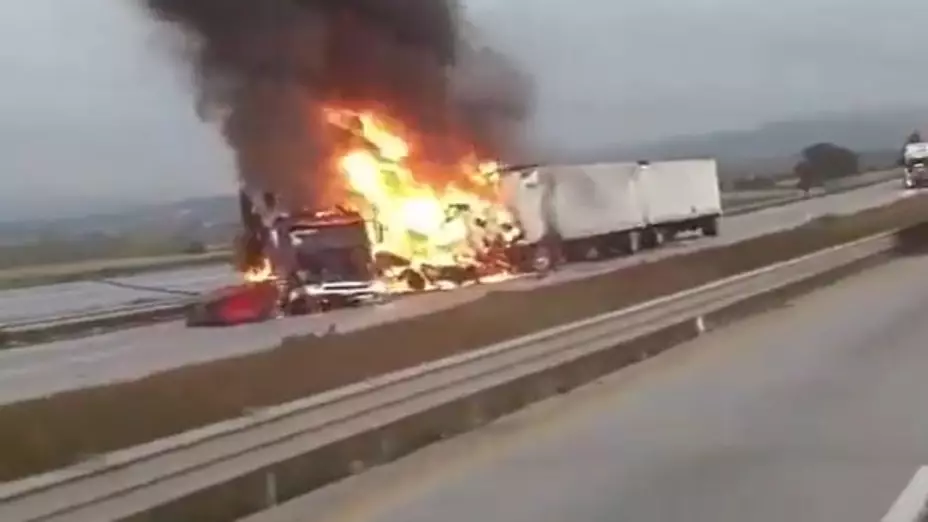 Grave accidente en autopista Arco Norte: Choque e incendio de tráileres cierra tramo Sahagún–Calpula dirección Puebla. En la imagen se puede observar cómo las unidades de carga se están consumiendo por las llamas.