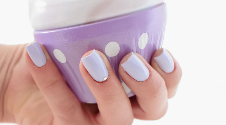 uñas lila pastel.png