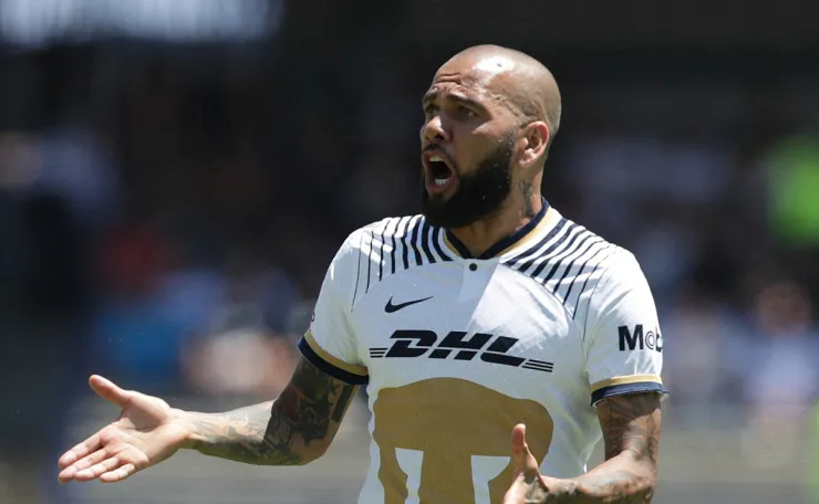 Dani Alves con la camiseta de Pumas