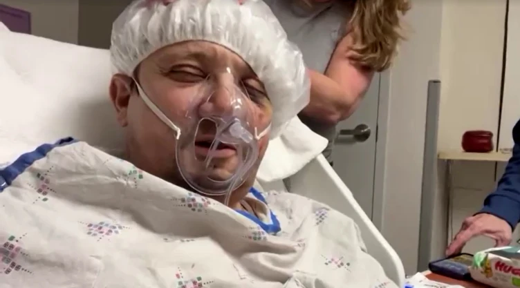 Jeremy Renner comparte video desde el hospital