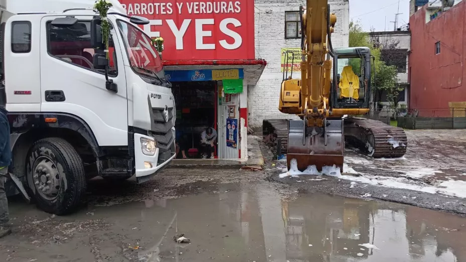 Vecinos realizan labores de limpieza en la presa Los Cuartos en Naucalpan, Edomex.