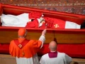 Rocío de agua bendita en el cierre del féretro del Papa Francisco.