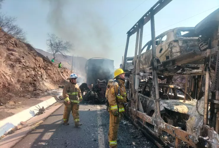 Choque en autopista siglo XXI deja autos incinerados