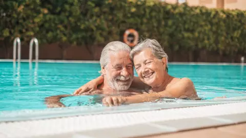 una pareja de abuelitos disfrutan de su jubilaci&oacute;n