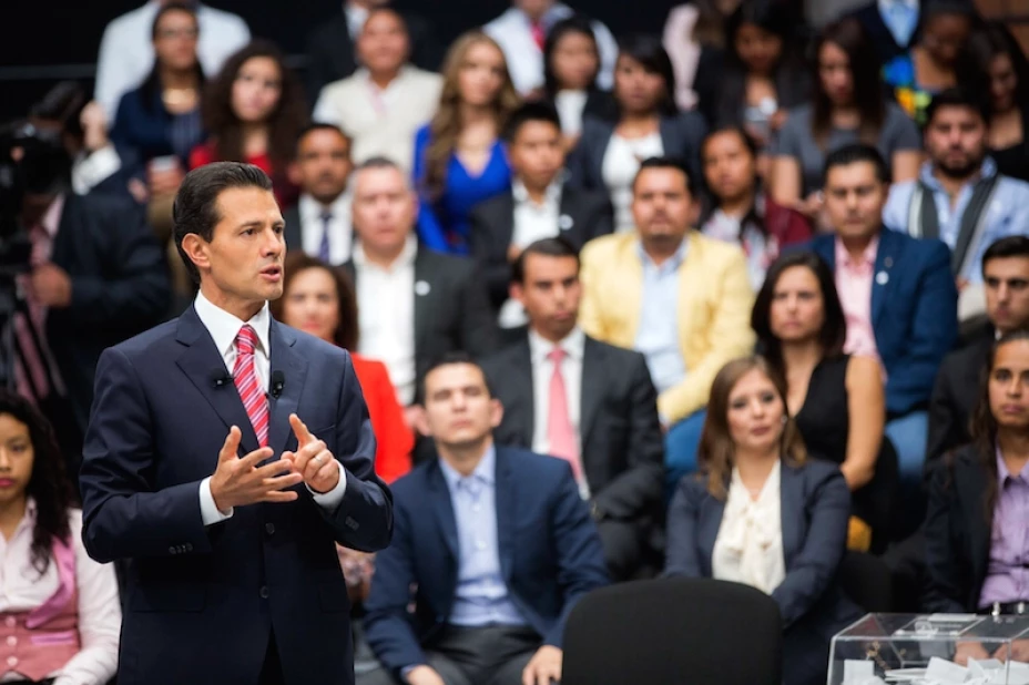 Enrique Peña Nieto con jóvenes