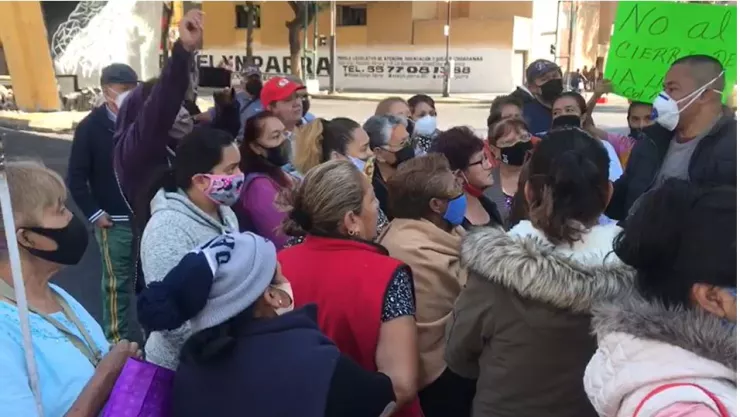 Vecinos bloquean Congreso de la Unión por cierre de lechería