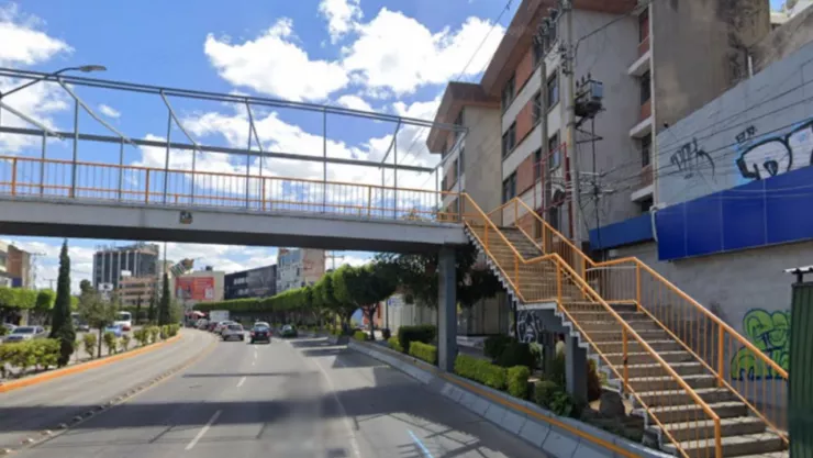 Mujer muere al lanzarse de puente peatonal en López Mateos