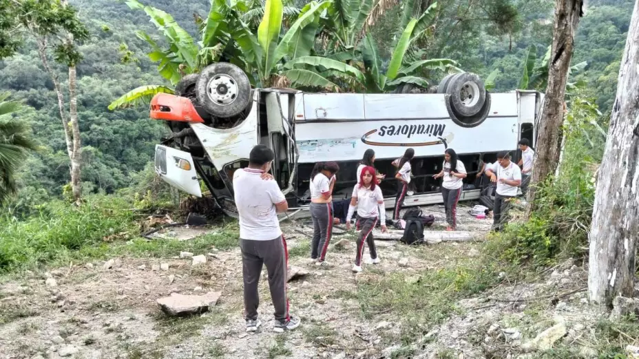Vuelca autobús con 30 estudiantes en Emiliano Zapata ¿Cuántos resultaron lesionados?