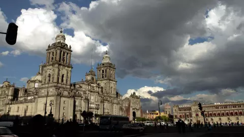 Cierran la Catedral Metropolitana de la CDMX para fumigar y erradicar insectos y plagas que afectan las instalaciones del templo