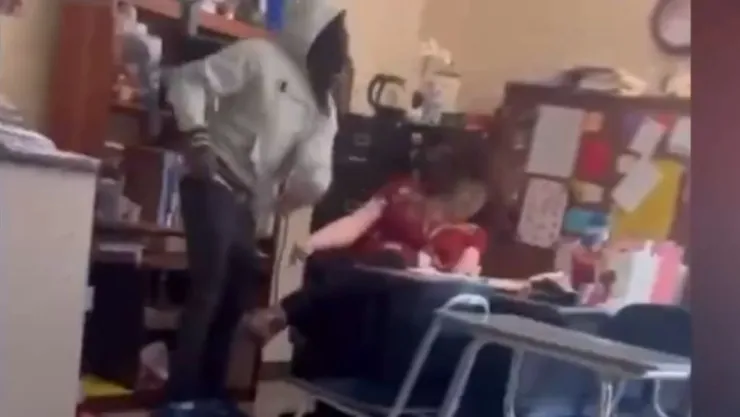 Estudiante golpea a maestra en Carolina del Norte