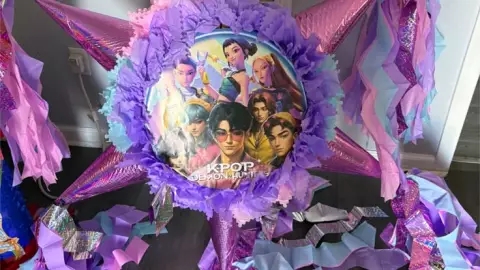 4 diseños de piñatas caseras de KPop Demon Hunters para celebrar los cumpleaños de los niños