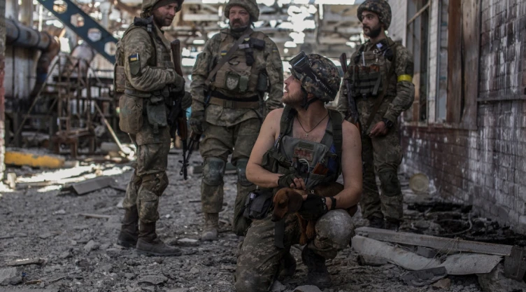 Los miembros del servicio ucraniano hablan entre sí en la zona industrial de la ciudad de Severodonetsk, mientras continúa el ataque de Rusia contra Ucrania.