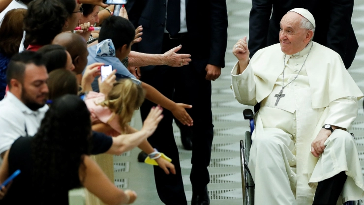 Buscan hombres para cuidar al Papa Francisco