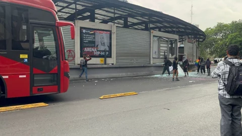 Manifestantes vandalizan la estación Glorieta de Insurgentes del Metrobús CDMX