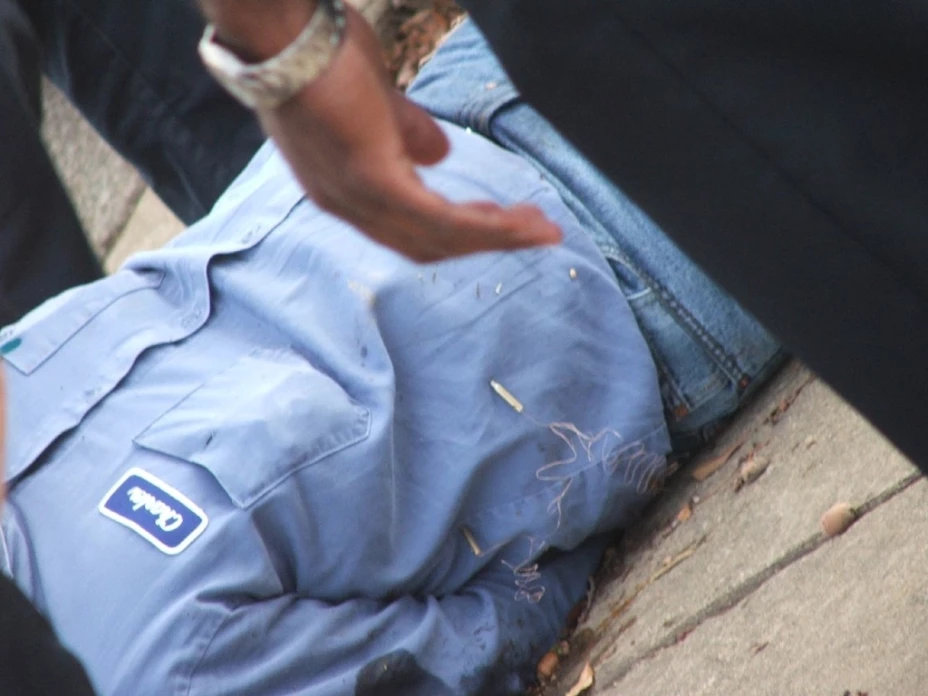 Policías electrocutan