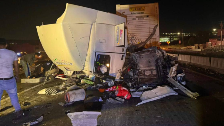 Accidente en la carretera 57 Querétaro-San Luis Potosí: tráiler destrozado