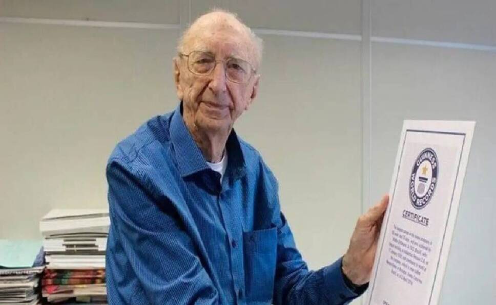 Hombre rompe récord por trabajar 84 años en la misma empresa