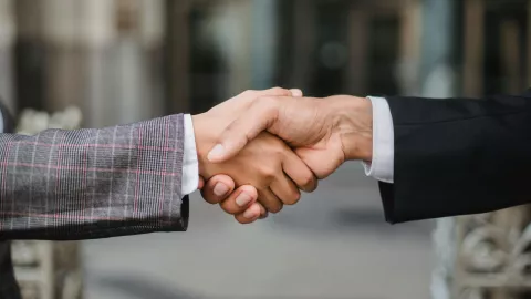 ¿Qué significa que te saluden y no te miren a la cara, según la psicología?.jpg